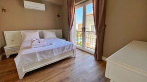 Superior Double Room, Pool View | Premium bedding, minibar, in-room safe, individually decorated - Jardin d'Azur Alacati (Cesme)