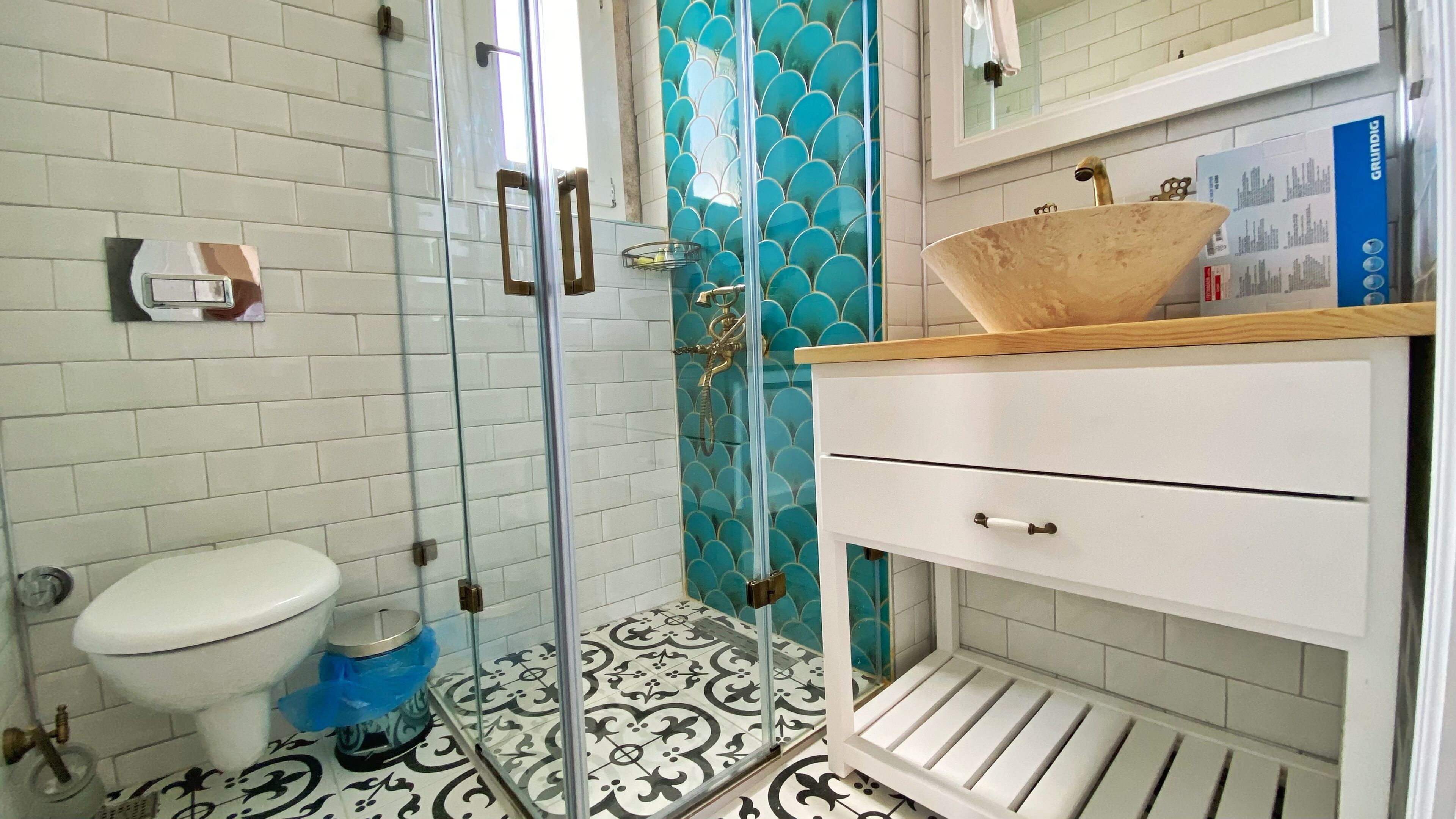 shower, free toiletries, hair dryer, slippers