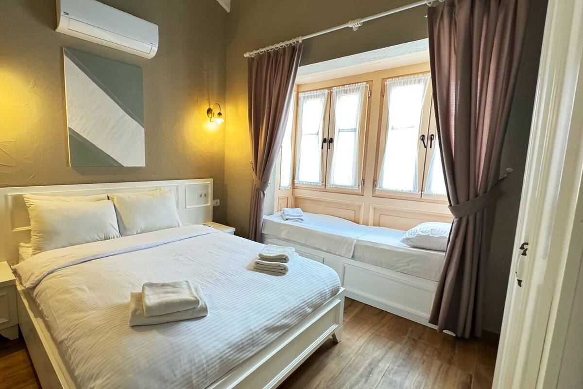 Suite, balkong | Sengetøy av topp kvalitet, minibar, safe på rommet og blendingsgardiner