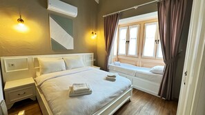 Suite, balkong | Sengetøy av topp kvalitet, minibar og safe på rommet