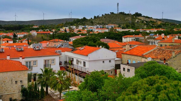 Un barrio residencial con casas que tienen tejados rojos y un cerro de fondo.