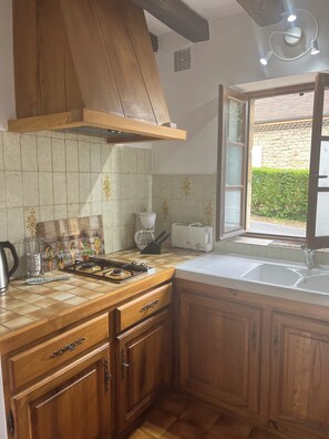 Een koelkast, een magnetron, een oven, een kookplaat