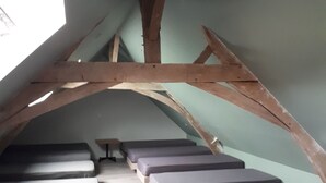 Une chambre de type dortoir avec des lits superposés disposés en rangée.