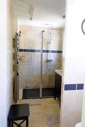 Douche, sèche-cheveux, serviettes fournies, savon