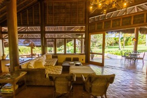 Reproductor de DVD, libros, videoteca y estéreo