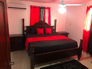 2 slaapkamers, een kluis op de kamer, een bureau