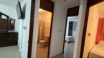 2 habitaciones, caja de seguridad en la habitación y escritorio