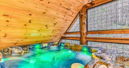 New Creekside Escape w/ Private Hot Tub & Free Attraction Tickets