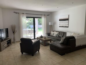 Smart-tv en een tafeltennistafel