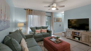 Smart TV, DVD player - Pool, Tennis & Nature Trails & 6 minutes to Beach + Free Attraction Tickets! (Santa Rosa Beach)