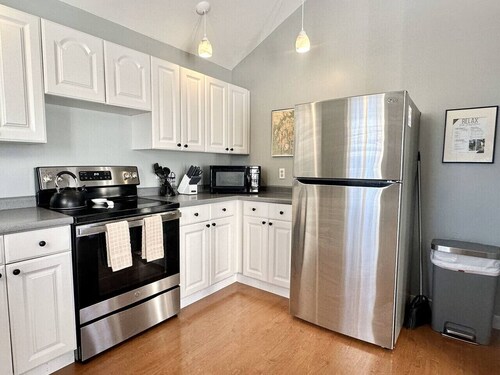 2BR Apt + Deck, Fire Pit, Backyard! [Maine Escape]
