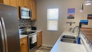 Una cocina moderna equipada con refrigerador, microondas, horno y lavaplatos.