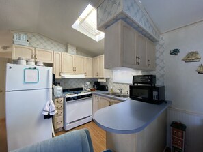 ثلاجة، ميكروويف، فرن، موقد طهي مسطح