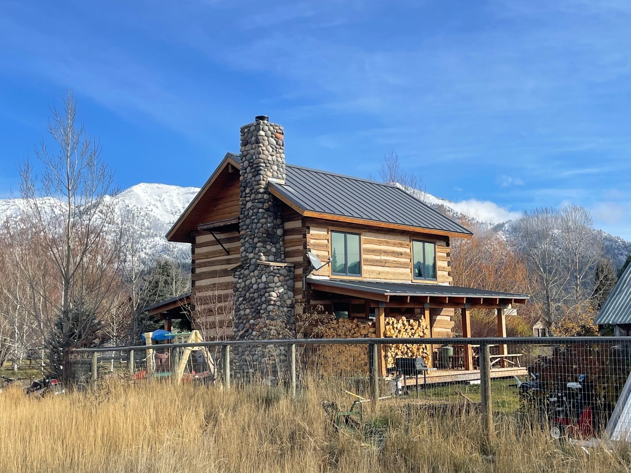 Cozy log cabin in Alpine close to lake with water views!
