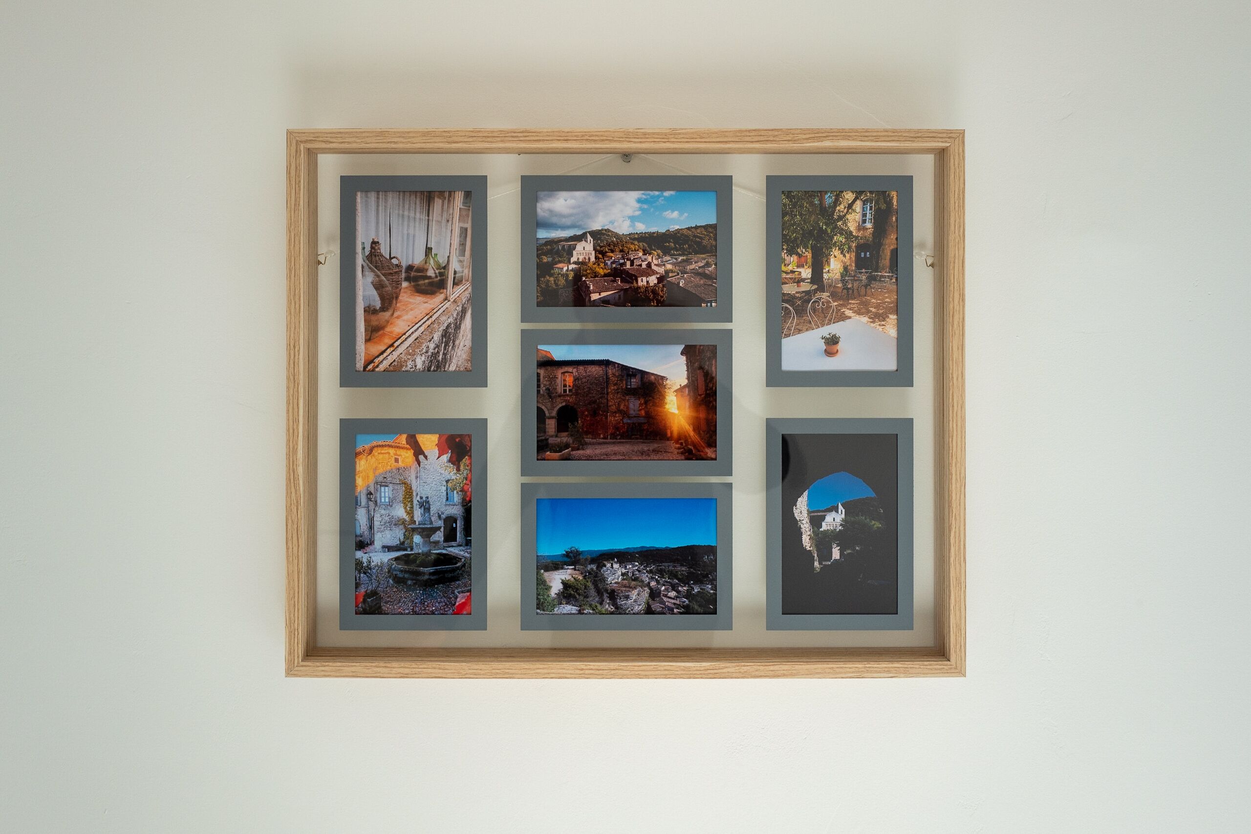 Un collage encadré composé de six photographies, accroché au mur.