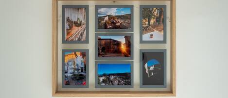 Un collage encadré composé de six photographies, accroché au mur.