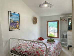 3 Schlafzimmer, Schreibtisch, Bügeleisen/Bügelbrett, Reisekinderbett