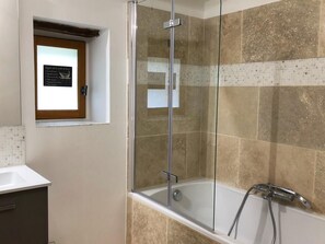 Baignoire, sèche-cheveux, serviettes fournies