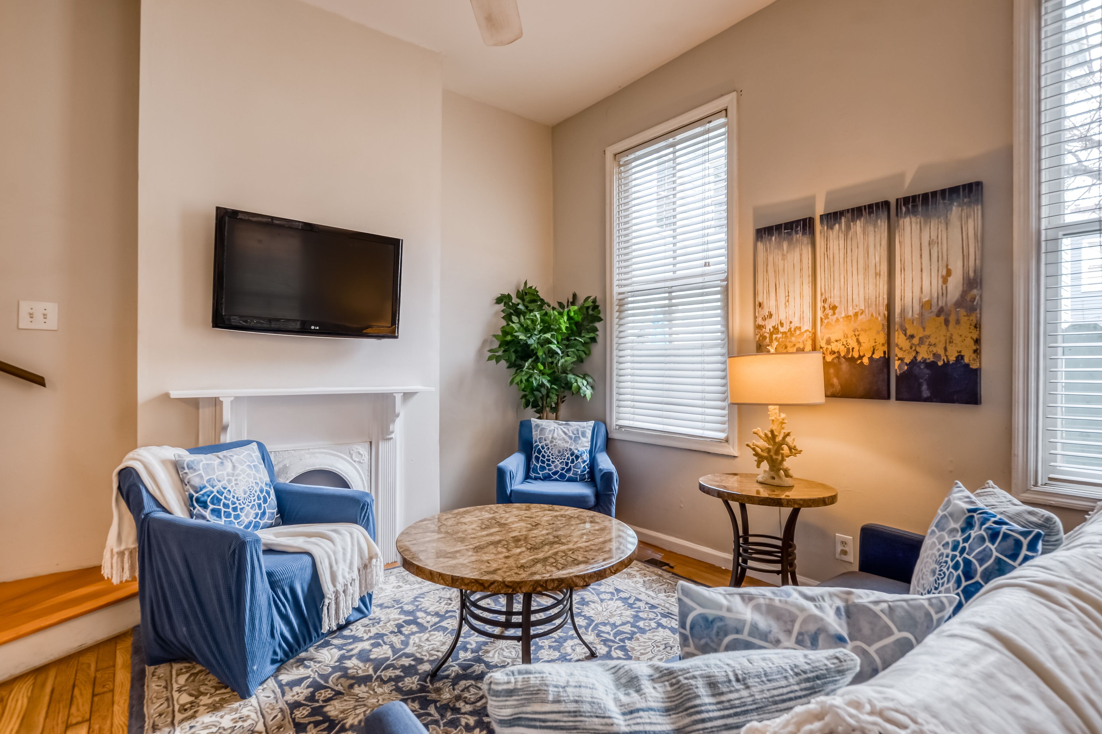 Elegant, dog-friendly condo in great location with washer/dryer - near golfing