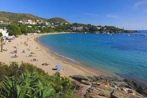 Beach - La Perla Villa in Canyelles, Roses AV-34 (Rosas / Roses)