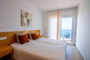 4 bedrooms, iron/ironing board, Internet - La Perla Villa in Canyelles, Roses AV-34 (Rosas / Roses)