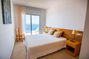 4 bedrooms, iron/ironing board, internet