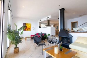 TV - La Perla Villa in Canyelles, Roses AV-34 (Rosas / Roses)