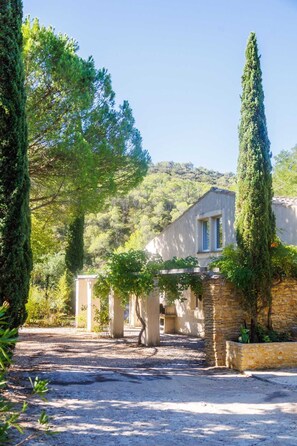 Property grounds - L'ETANG DES CIGALES: 6-PERSON GITE IN THE HEART OF NATURE WITH NATURAL SWIMMING POOL (Uchaux)