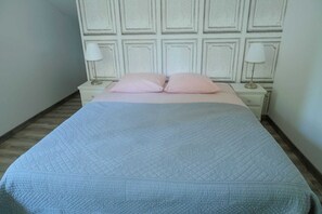 2 bedrooms, WiFi, bed sheets - L'ETANG DES CIGALES: 6-PERSON GITE IN THE HEART OF NATURE WITH NATURAL SWIMMING POOL (Uchaux)