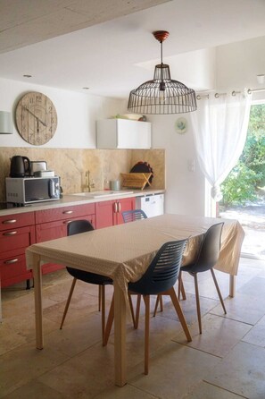 Dining - L'ETANG DES CIGALES: 6-PERSON GITE IN THE HEART OF NATURE WITH NATURAL SWIMMING POOL (Uchaux)