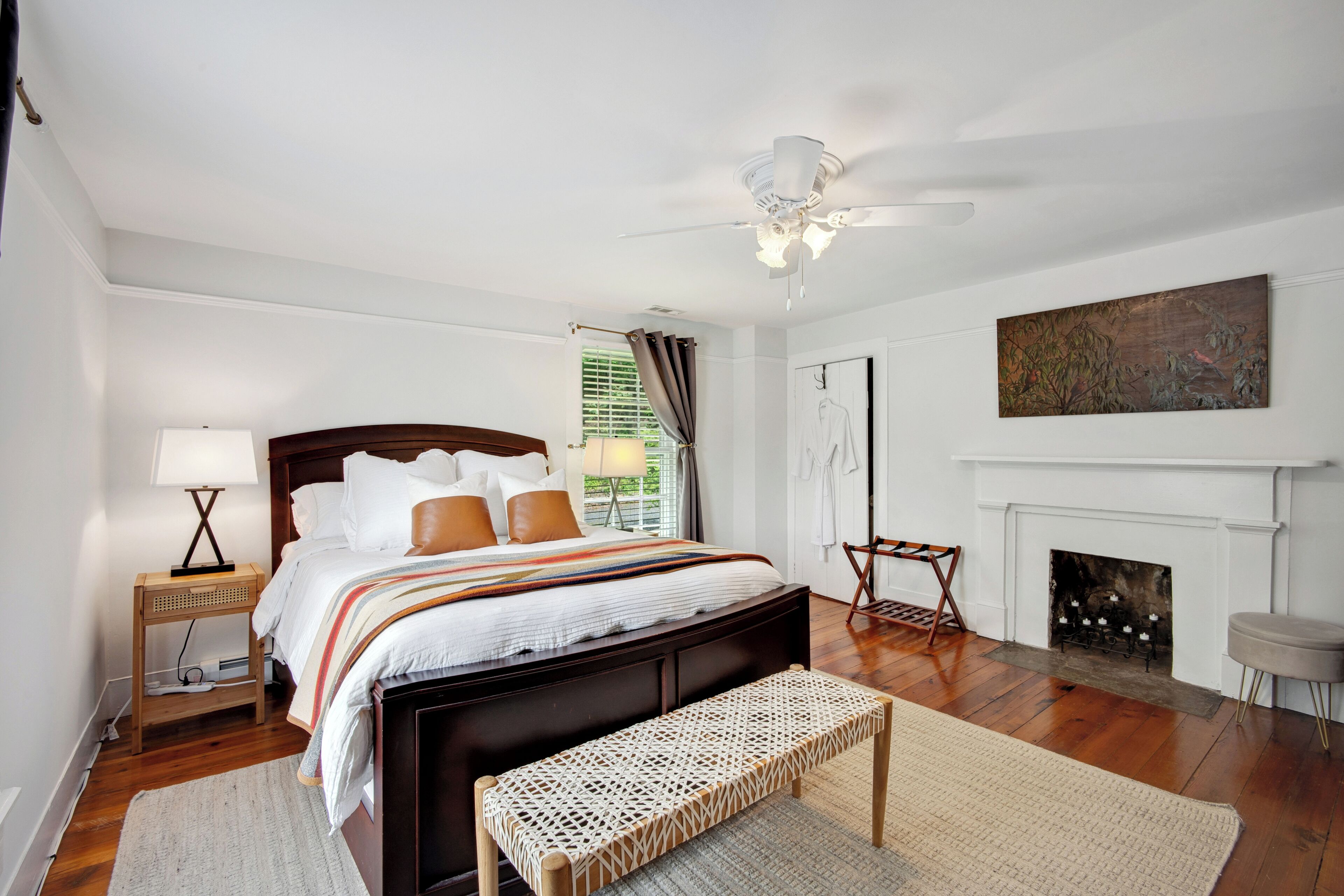 3 bedrooms, desk, WiFi, bed sheets