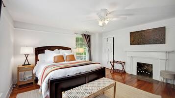 3 bedrooms, desk, WiFi, bed sheets