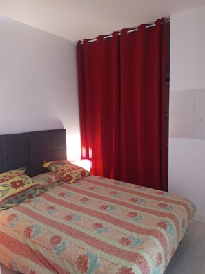 3 bedrooms, iron/ironing board, travel cot, free WiFi