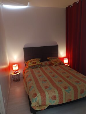 3 dormitorios, tabla de planchar con plancha, cuna de viaje