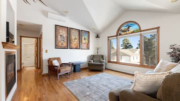 Älytelevisio, takka, DVD-soitin, pöytäjalkapallopöytä