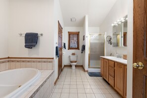 Ensemble douche/baignoire, baignoire à jets, sèche-cheveux