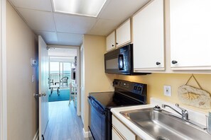 Fridge, microwave, oven, stovetop - Amazing 19th-floor oceanfront penthouse with beach views, hot tubs, pools, gym (Myrtle Beach)