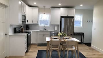 Micro-ondes, lave-vaisselle, cafetière/bouilloire