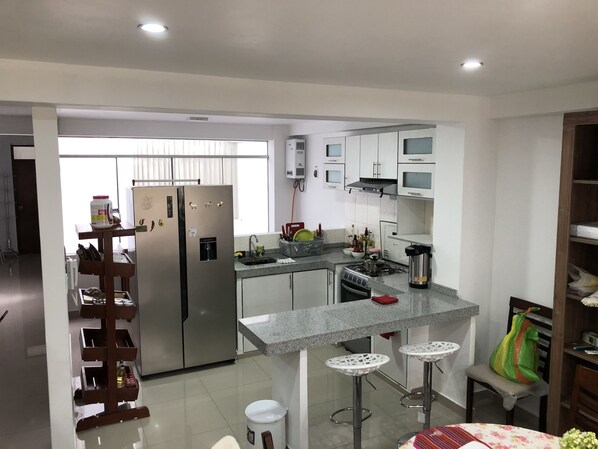 Fridge, oven, stovetop, coffee/tea maker - Alpaca House (Huancayo)