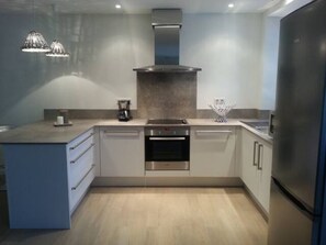 Frigorifero, microonde, forno, piano cottura