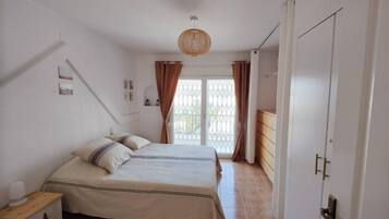 3 bedrooms, iron/ironing board, internet, bed sheets