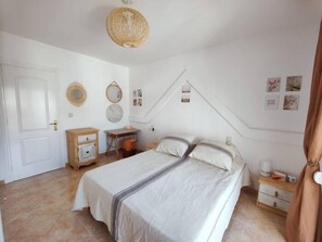 3 bedrooms, iron/ironing board, Internet, bed sheets