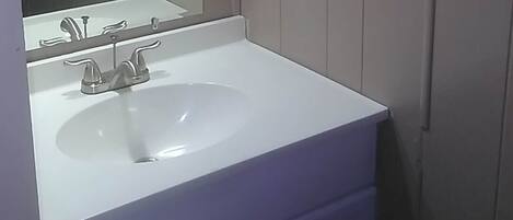 Toallas, jabón, shampoo, papel de baño