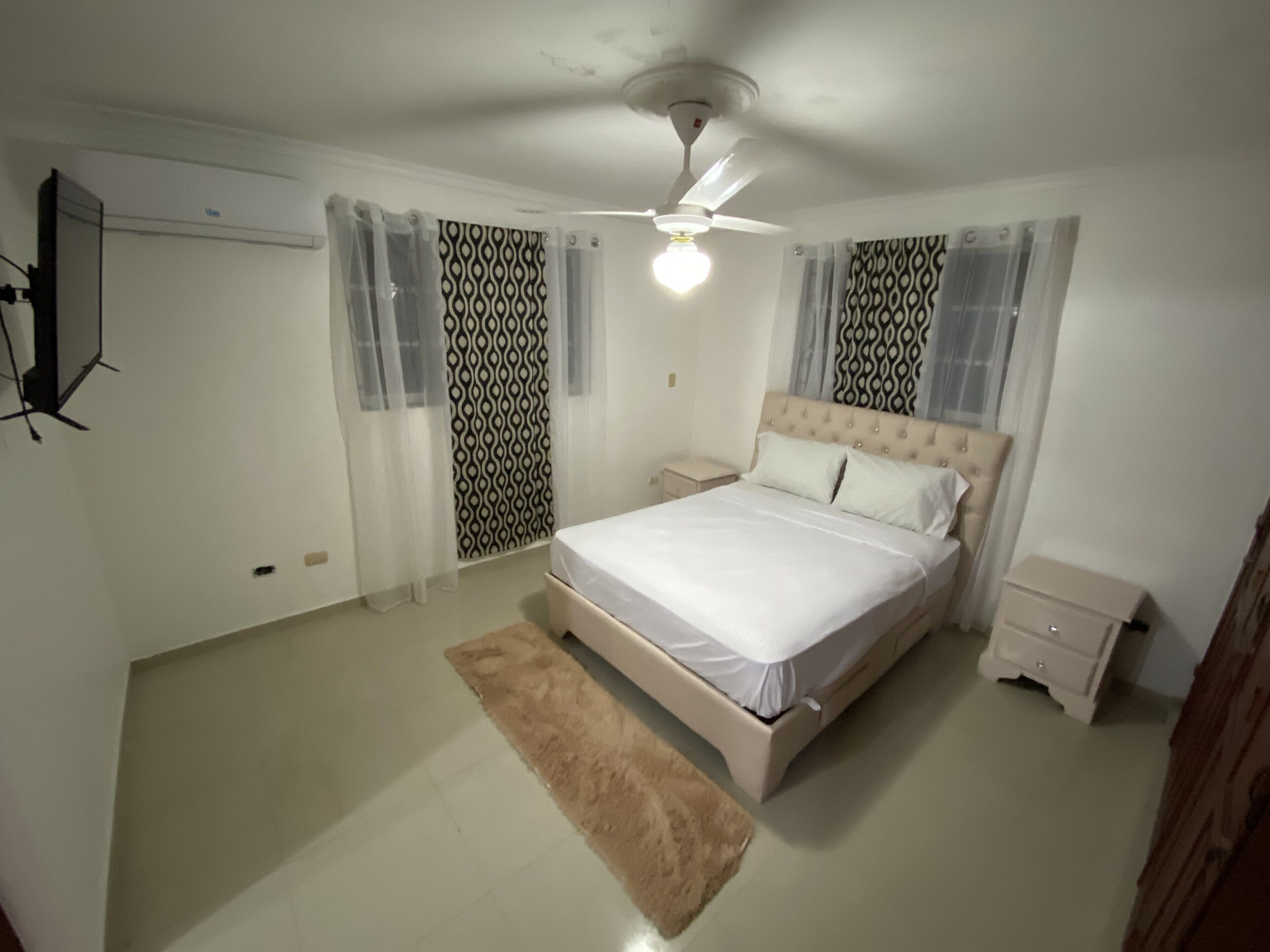 3 habitaciones, caja de seguridad en la habitación y escritorio 