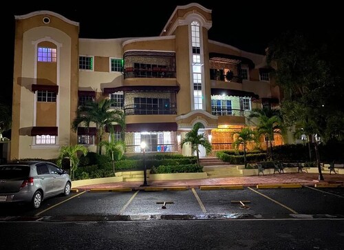 4DR cute New Huge Modern❤️3 bedr pool Good transp