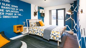 3 habitaciones, escritorio y tabla de planchar con plancha