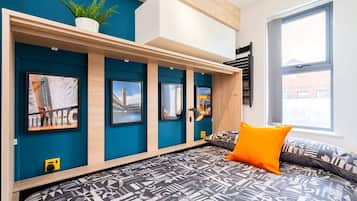 3 bedrooms, desk, iron/ironing board, travel crib