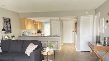 Fernseher, Videospiele, DVD-Player, Bücher