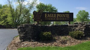 A sign for Eagle Pointe Golf Resort with a stone wall and a bird sculpture. - Cozy 2BR Lake Monroe Golf Condo IU Bloomington (Bloomington)