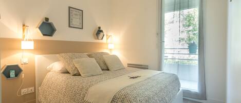 1 室のベッドルーム、デスク、アイロン / アイロン台、WiFi (無料)